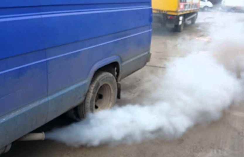 Белый дым с выхлопной бензинового двигателя: особенности, причины