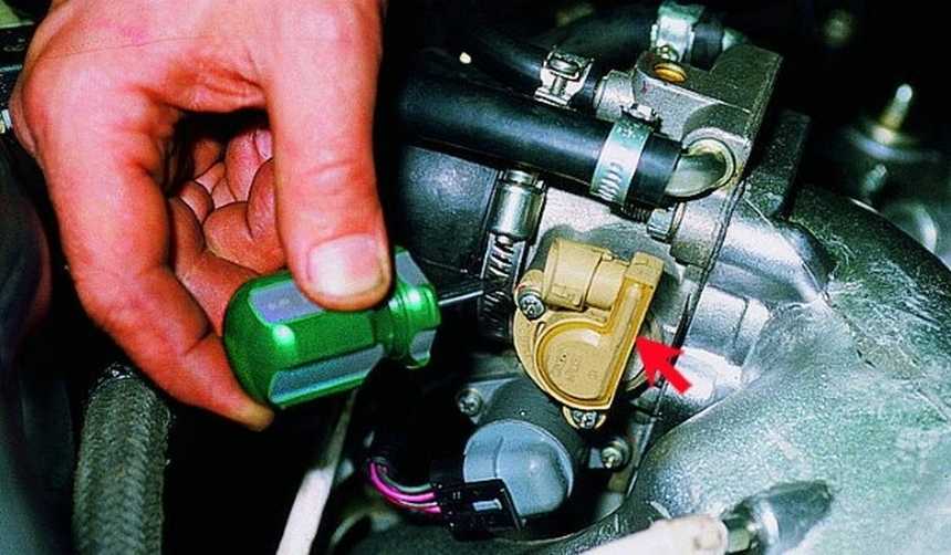 Двигатель глохнет при нажатии на педаль газа – основные причины