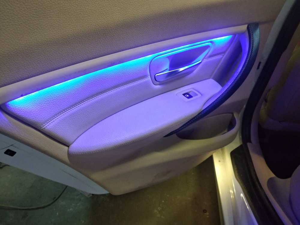 Оригинальная подсветка ручек салона в авто