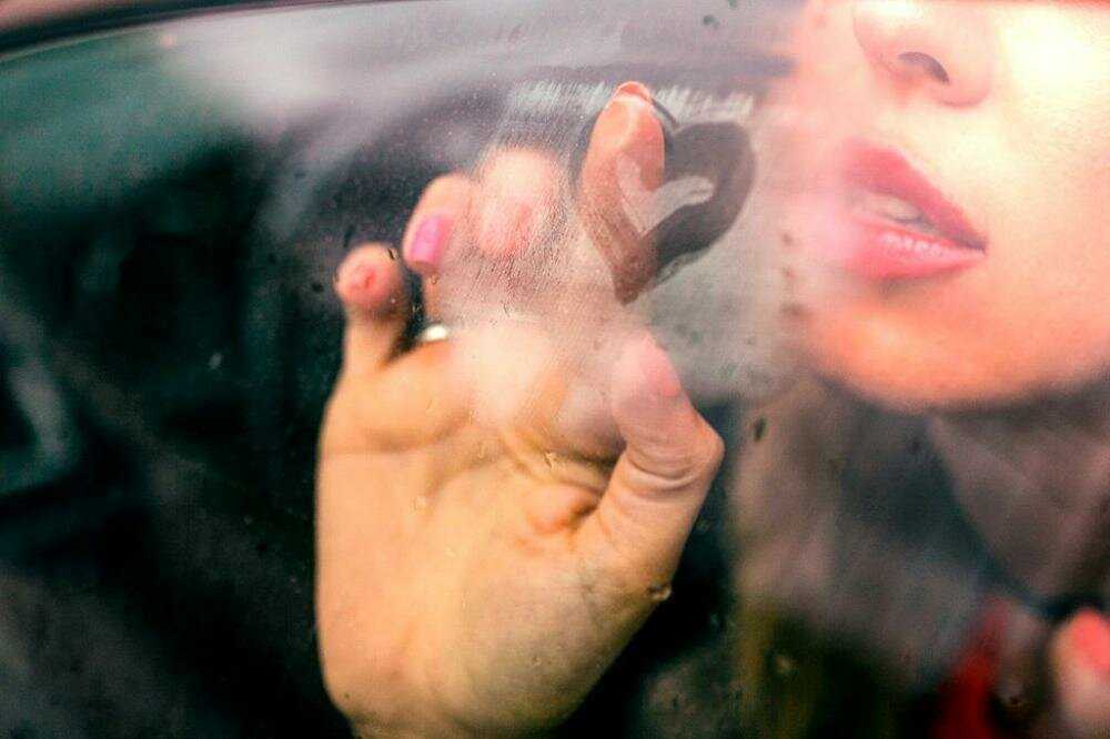Почему потеют стекла в машине? причины, что  делать и фото
