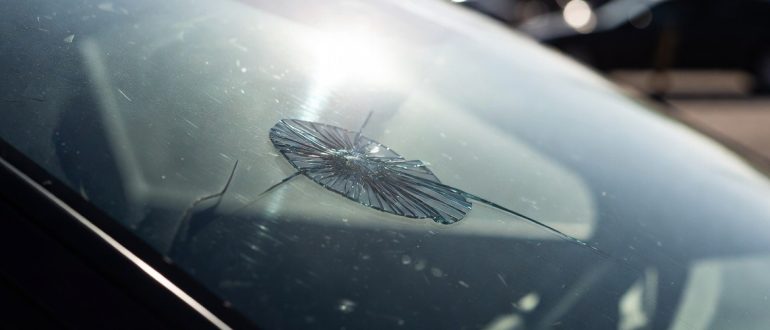 Ремонт лобовых стекол: как убрать сколы и трещины