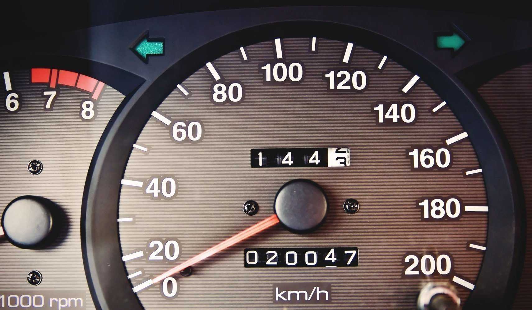 Что такое спидометр автомобиля и как он работает на машине: бывает ли погрешность, когда показывает скорость, фото и видео об устройстве