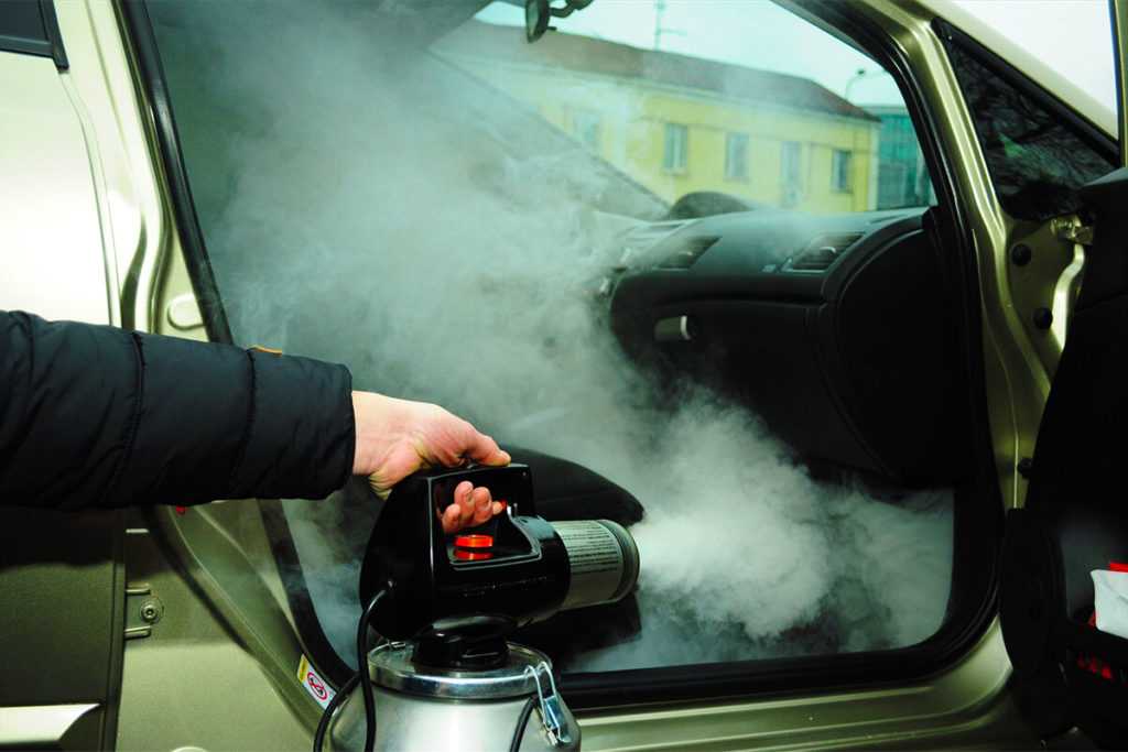 Откуда берется запах бензина в салоне автомобиля и как его устранить