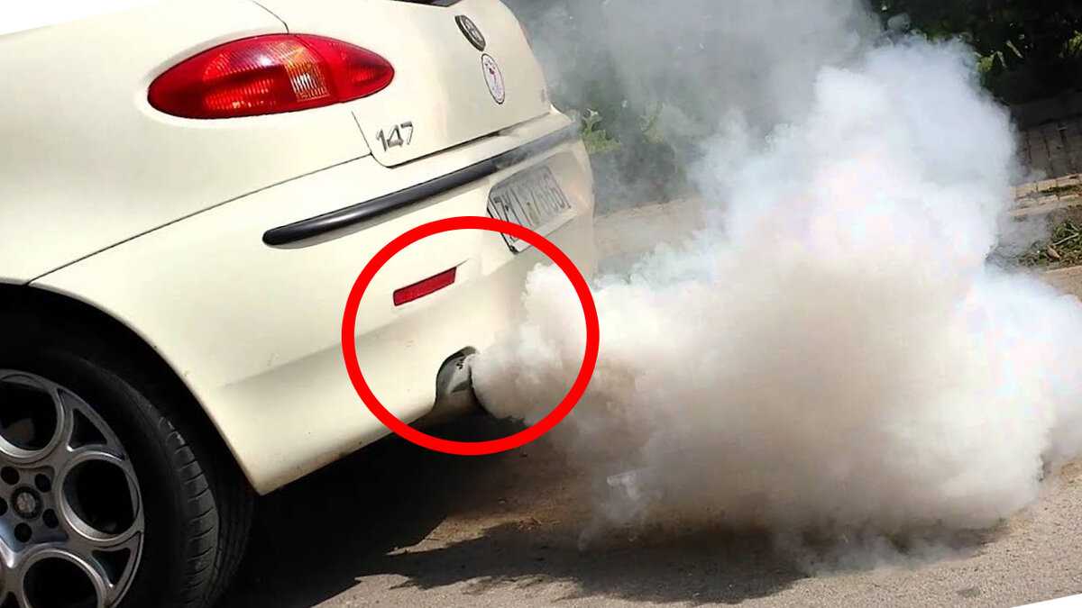 Почему с бензинового двигателя через выхлопную идет белый дым