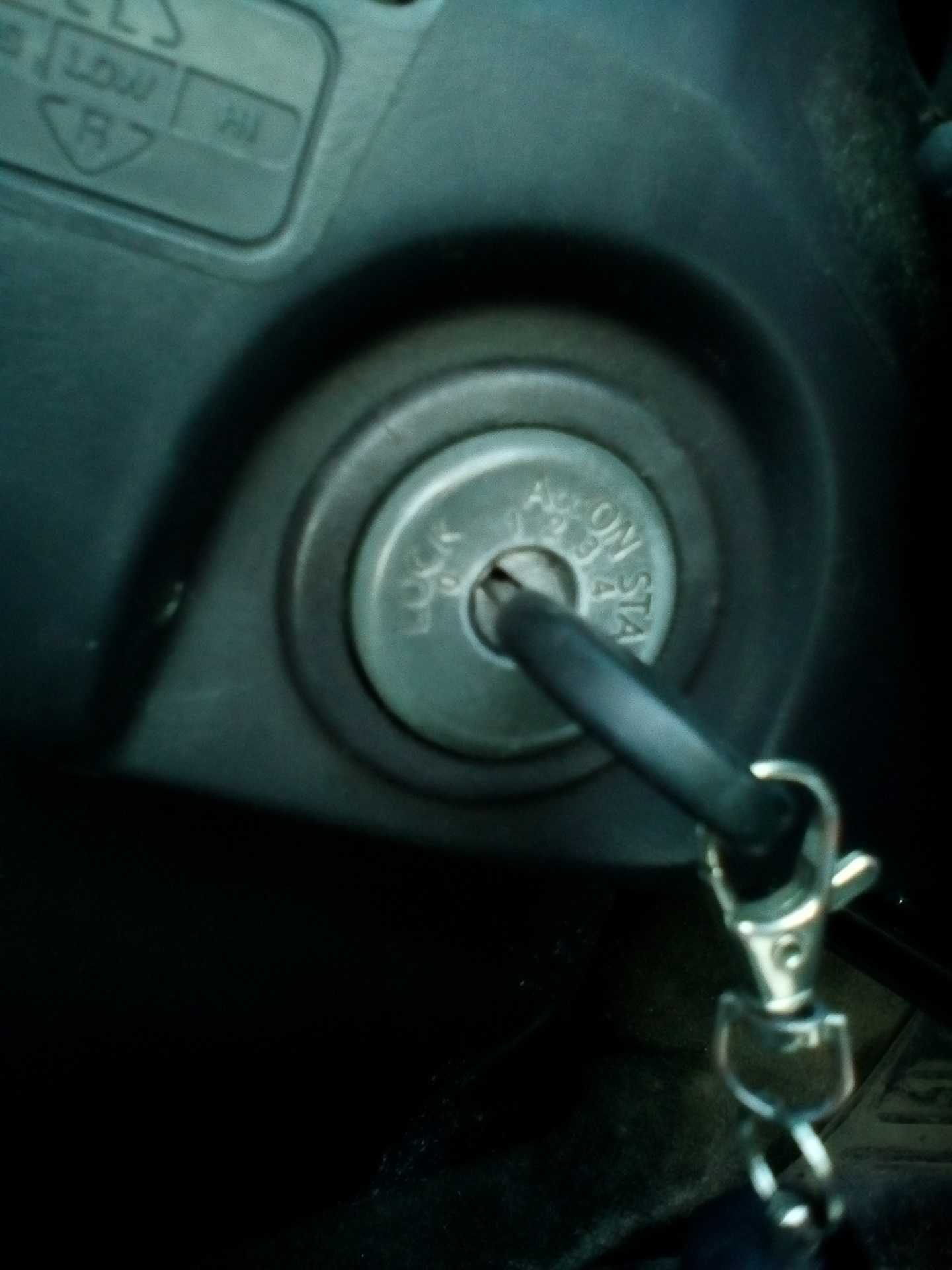 Почему не поворачивается ключ в замке зажигания в машине и что делать в таких ситуациях