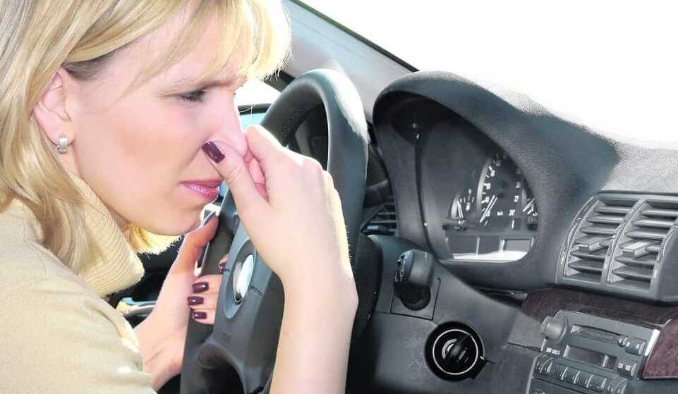 Почему в машине пахнет бензином: основные причины и способы устранения запаха