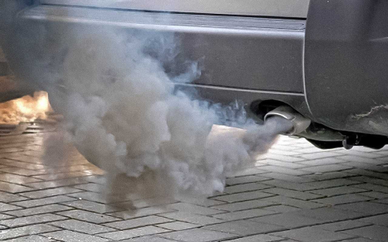 Почему с бензинового двигателя через выхлопную идет белый дым