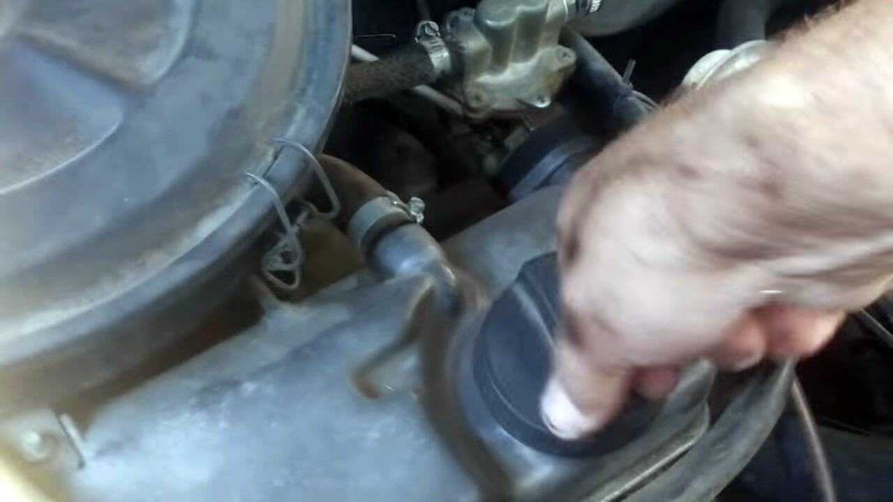 Как правильно менять масло в двигателе