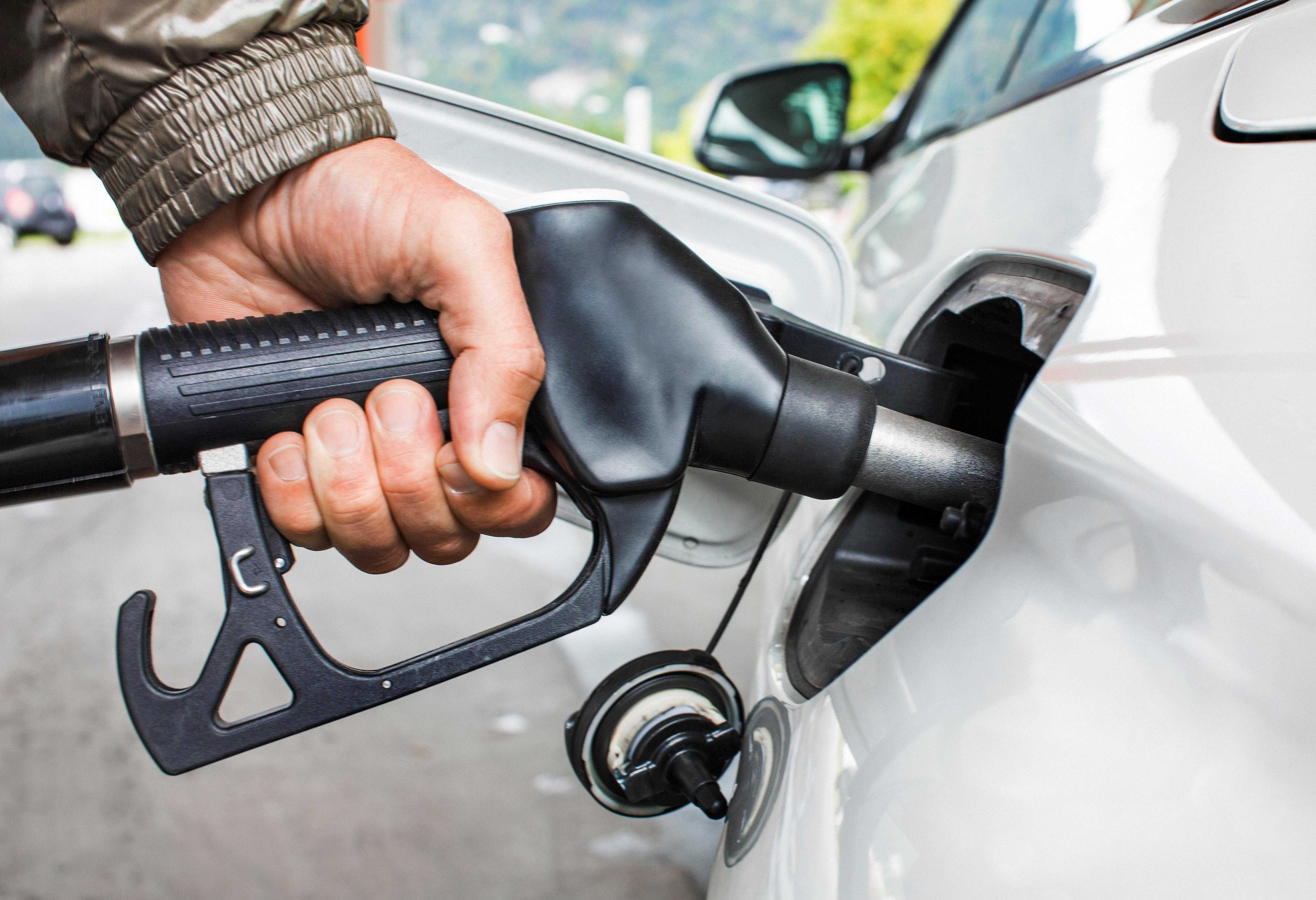Запах бензина в салоне автомобиля: как избавиться и выветрить машину от неприятного амбре