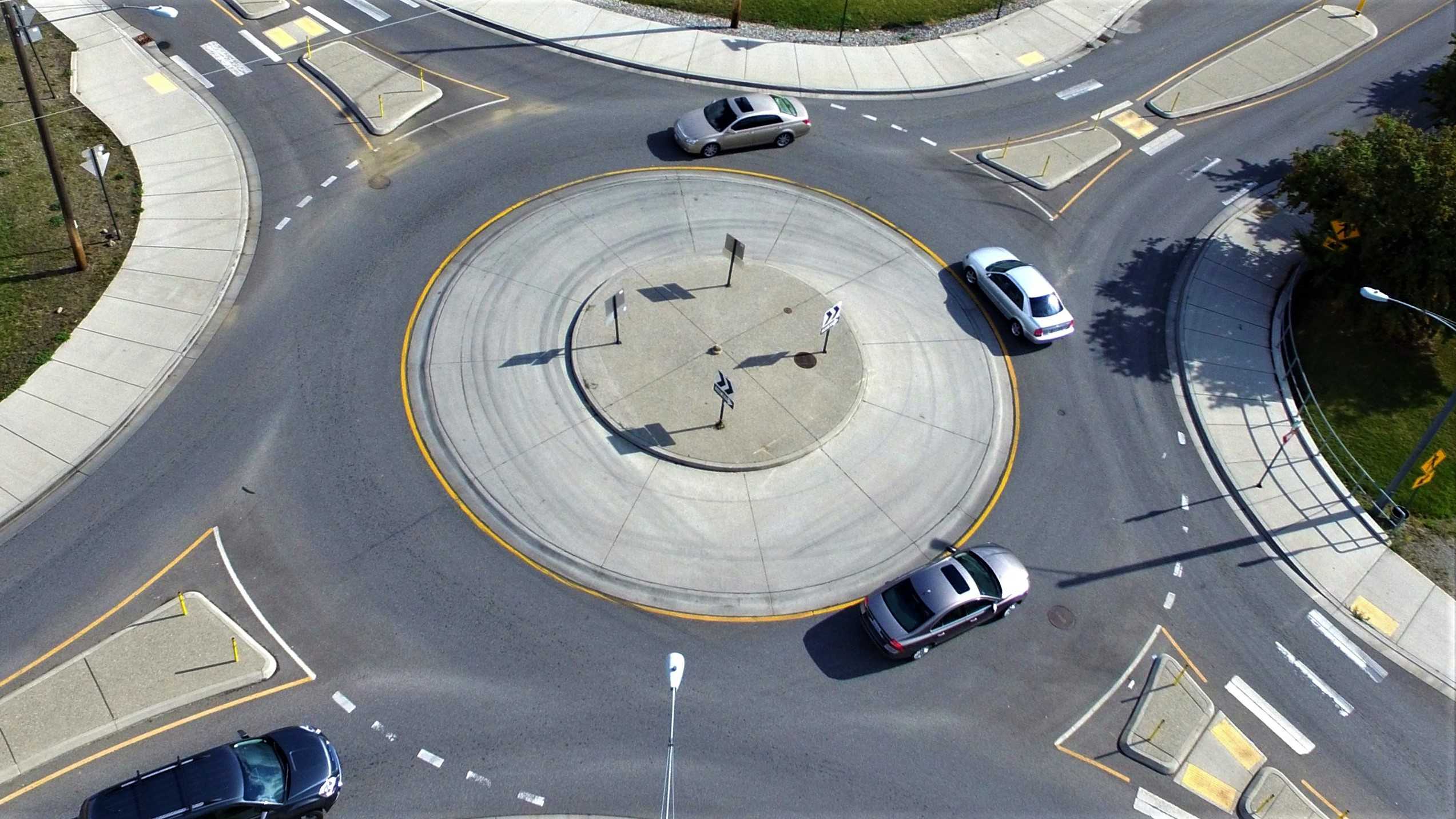 Движение автомобиля по кругу. Roundabout кольцевой перекрёсток. 4.3 Круговое движение. Дорожное кольцо. Перекресток сткруговым движением.
