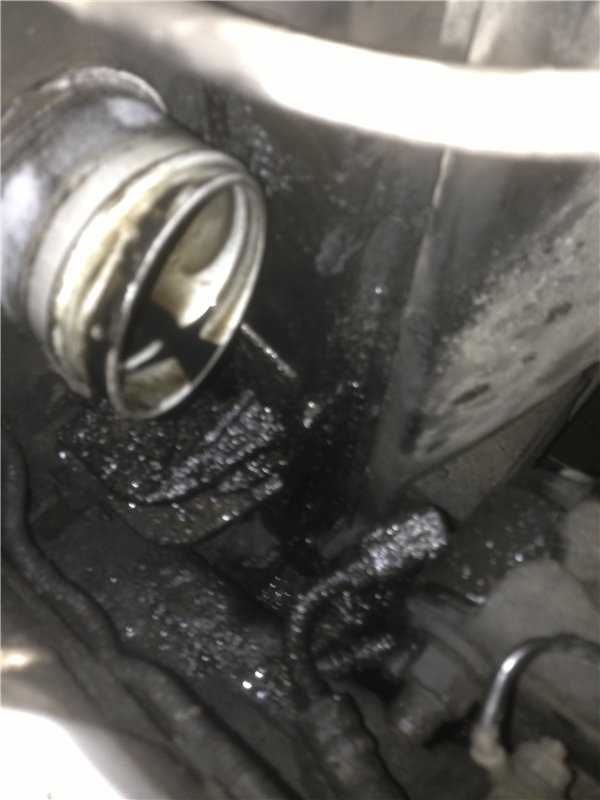 Почему двигатель гонит масло через сапун и как найти причину неисправности