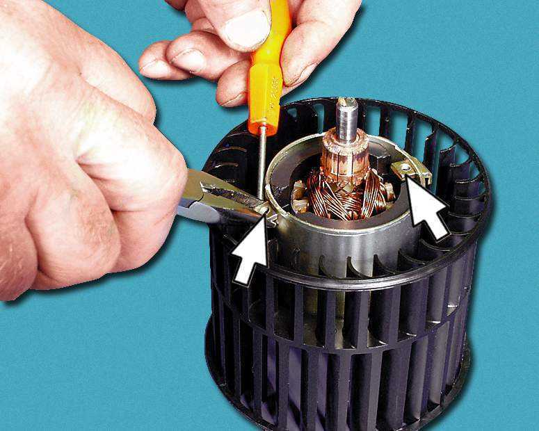 Замена электродвигателя вентилятора отопителя с крыльчаткой попросту моторчика на ваз-2112 старого образца.