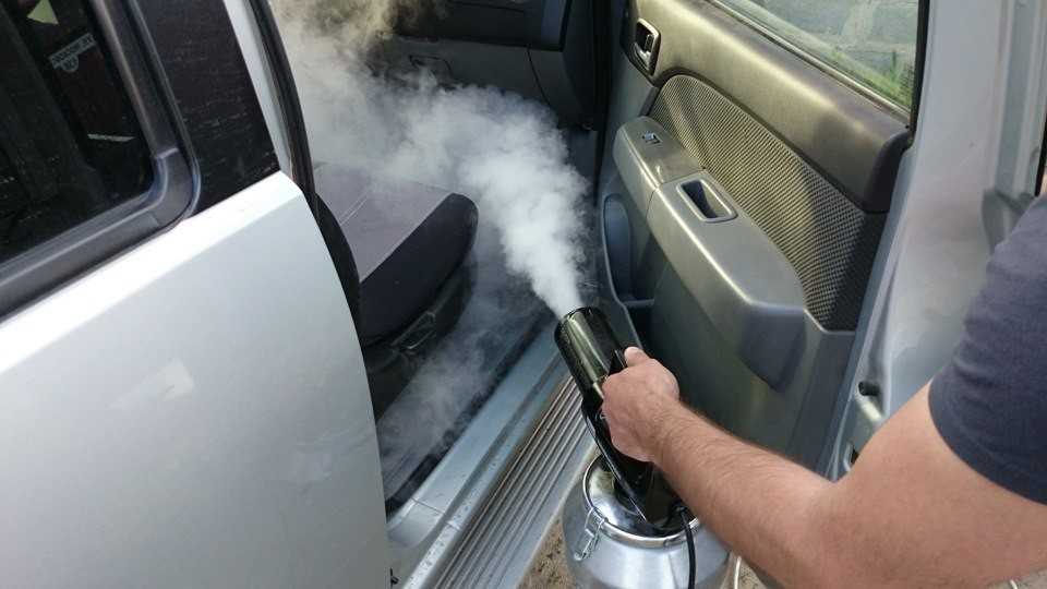 Причины появления в салоне автомобиля запаха бензина