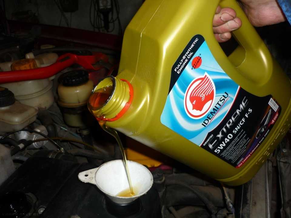 Как узнать, сколько масла нужно заливать в бензиновый или дизельный двигатель Правильное определение уровня масла при замене Полезные советы