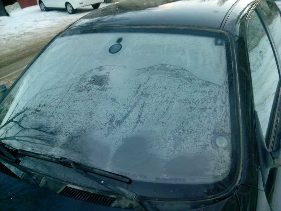 Почему потеют окна в машине изнутри зимой: что делать