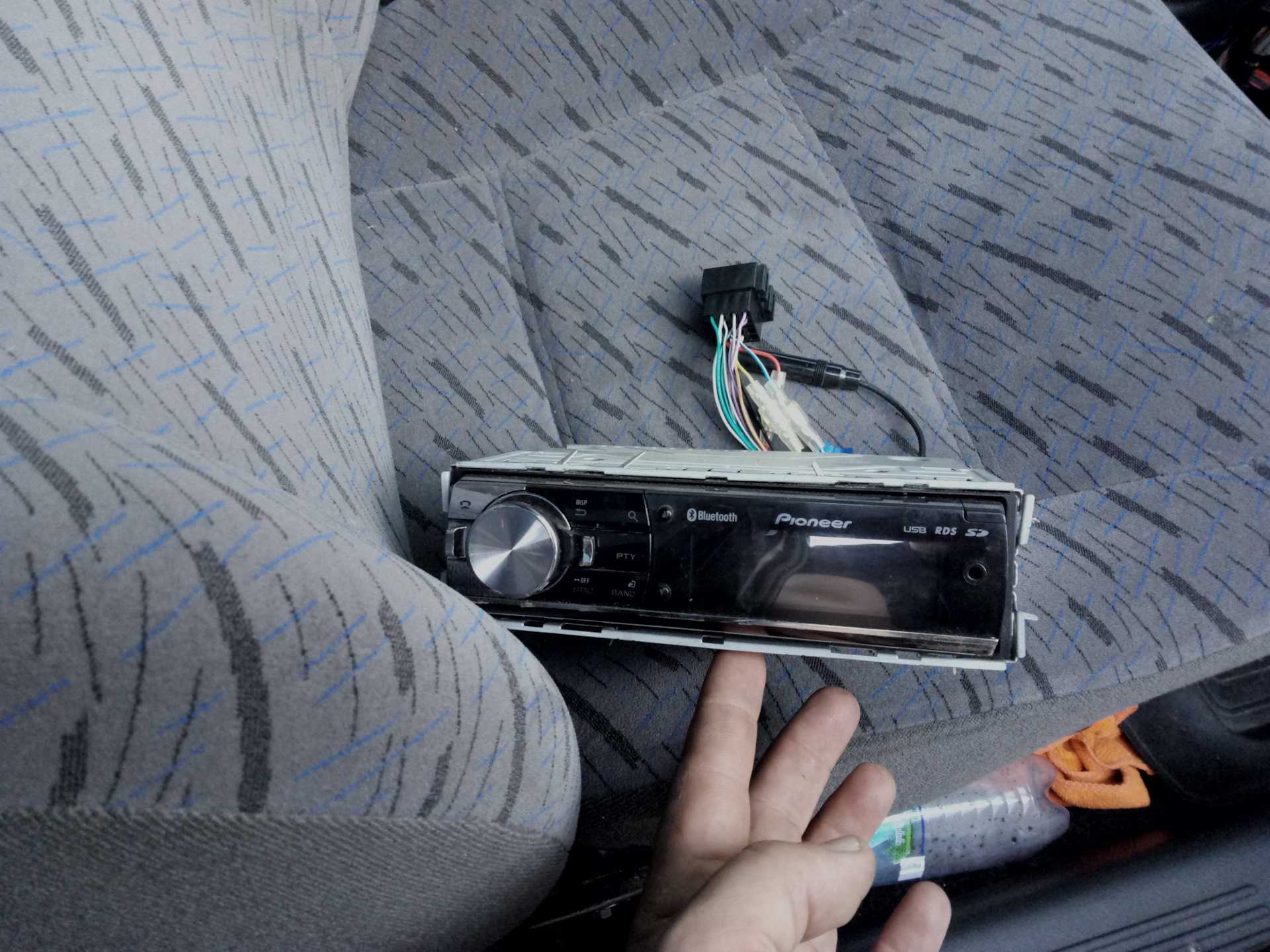 Можно ли слушать музыку в незаведенной машине: как включить без акб