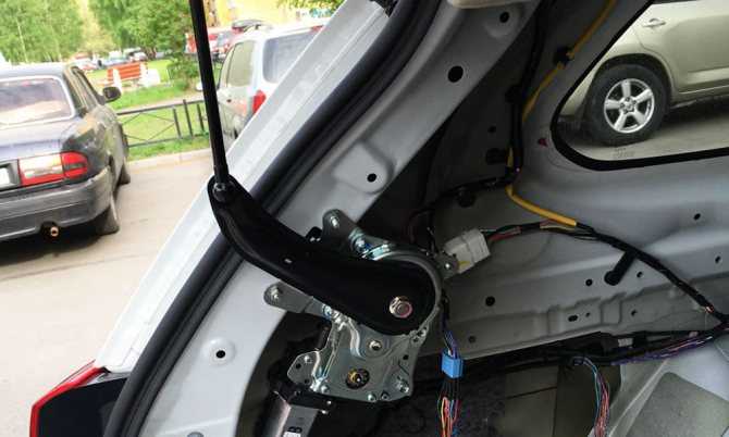 Электропривод багажника и кнопка открытия багажника: установка своими руками