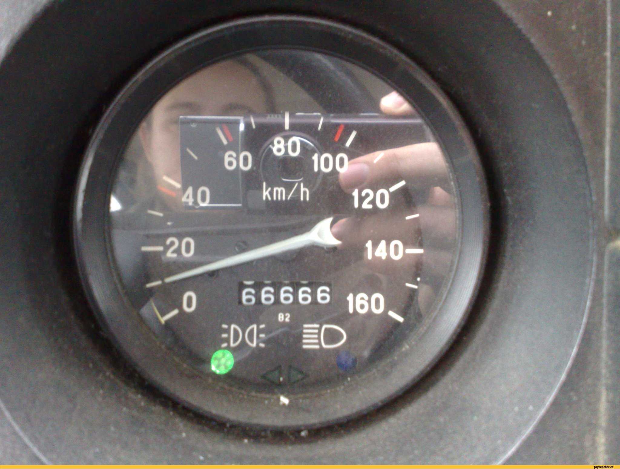 Какую скорость показывает спидометр автомобиля?