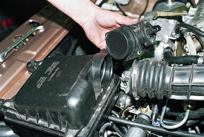 Почему звучат хлопки в воздушном фильтре инжектора автомобиля?